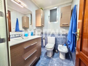 baño del piso en venta junto al mercado del grau