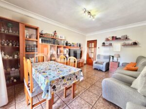 salon del piso en venta junto al mercado del grau