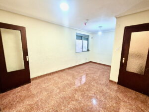salon comedor del piso a reformar en venta en Camins al Grau Valencia
