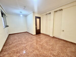 salon comedor del piso a reformar en venta en Camins al Grau Valencia